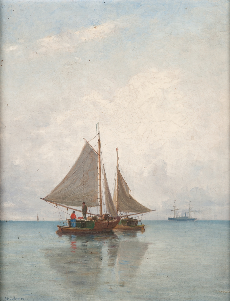 Två åländska fiskesumpar liggande i stiltje med hissade segel. I bakgrunden ett skonertriggat ångfartyg.