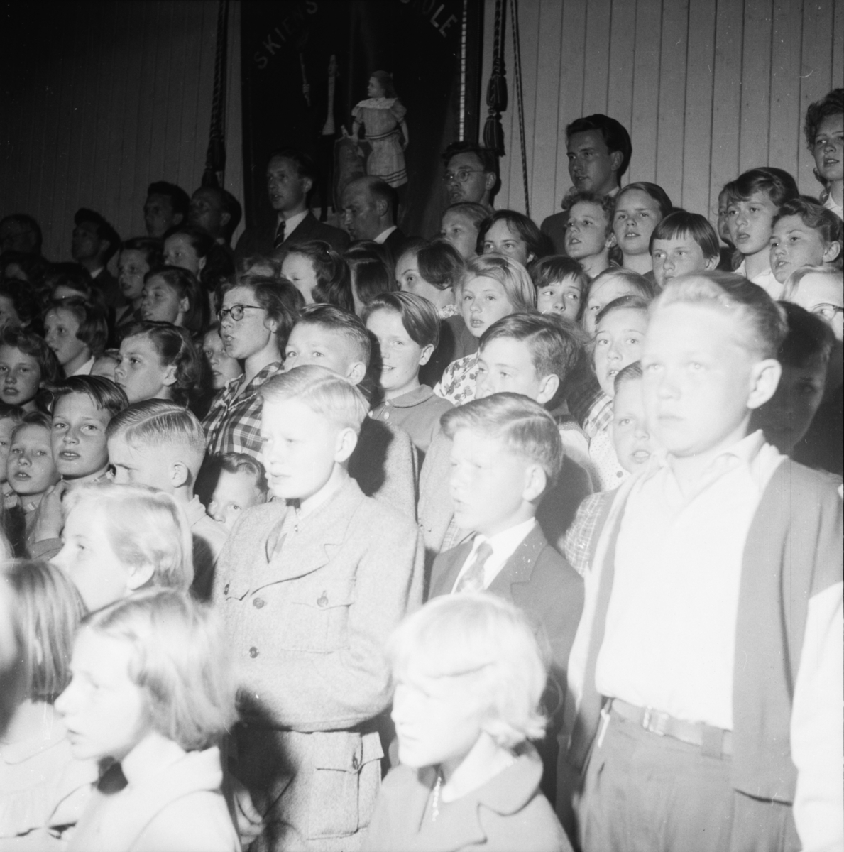 Vardens arkiv. "Skolekonsert på Lunde skole kl. 18.00"  13.05.1954
