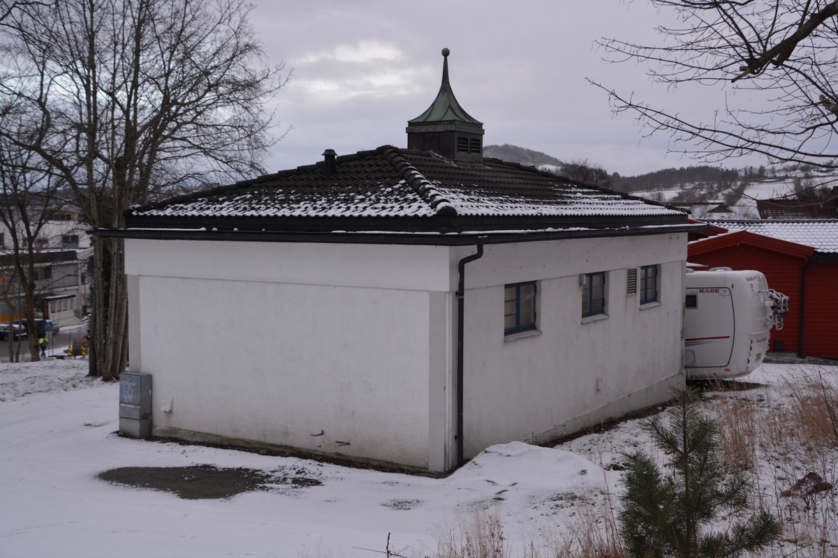 Hinna automatsentral er holdt i nyklassisistisk stil tilpasset villaområdet den ligger i. I bygningsbeskrivelsen fra 1929 står det blant annet at gulvet under akkumulatorrommet er betongkledt for oppbevaring av syre. Både der og i forgangen er gulvet belagt med skiferfliser. Under koplingsrommet er det kjeller med normal takhøyde, men ikke under huset forøvrig. Adkomst til kjeller er gjennom en lem i gulvet. Alle rom er malt på vanlig måte unntatt forgangen hvor veggene er grunnet og "rustica"- behandlet. Huset har ingen loftsetasje, kun et lavt ubenyttet rom mellom det svakt skrånende sutak og det planende innvendige tak. Dette siste er utført av jernbetong, som er dekket av et 6 cm tykt lag finmalt leire. Sutaket er bekledt med et lag Herculespapp, og over dette lag grønn Ruberoidpapp, som igjen er overstrøket med grønn Ever-seal taklakk. På takets midtparti er anbrakt en koppertekket takrytter, hvor ventilasjonskanalene munner ut.