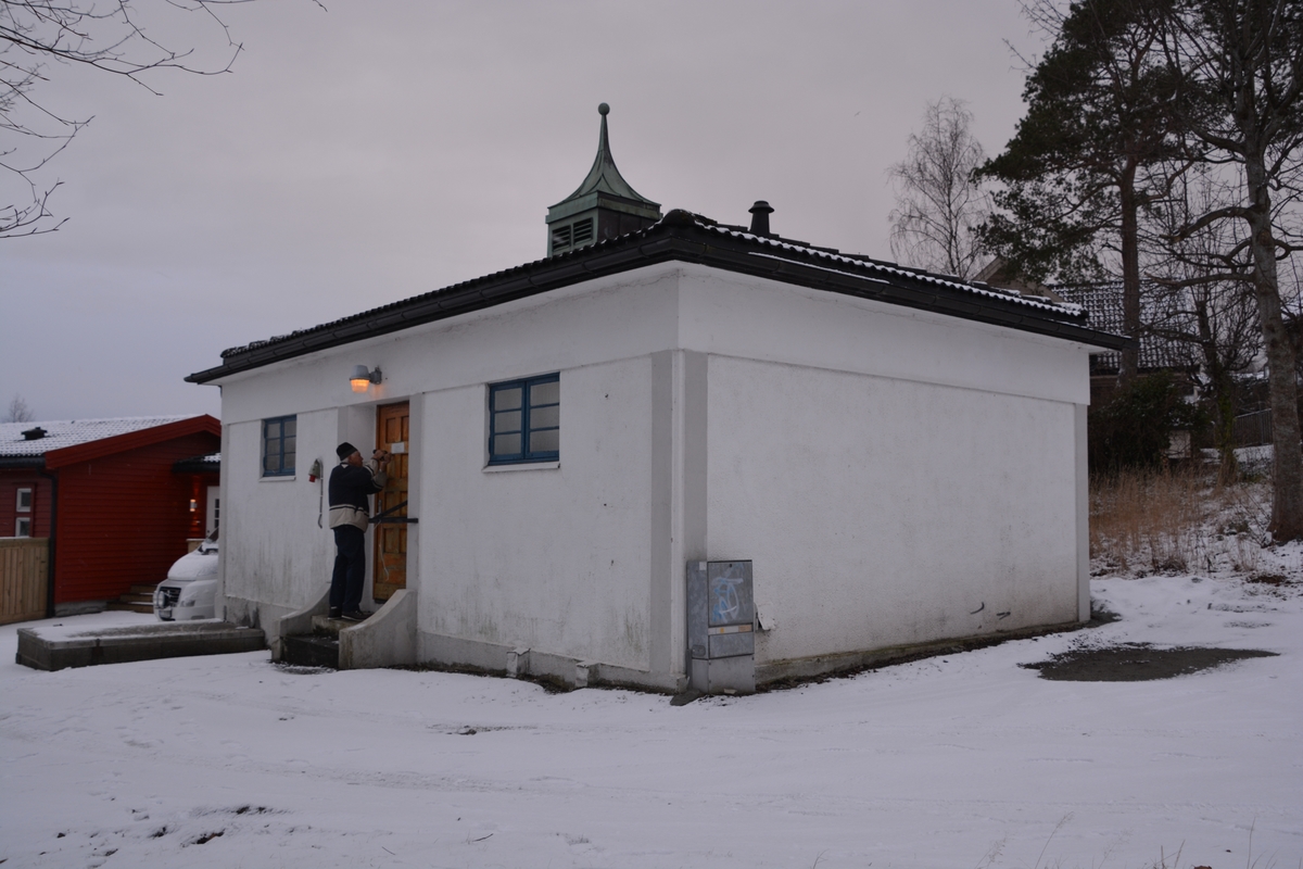 Hinna automatsentral er holdt i nyklassisistisk stil tilpasset villaområdet den ligger i. I bygningsbeskrivelsen fra 1929 står det blant annet at gulvet under akkumulatorrommet er betongkledt for oppbevaring av syre. Både der og i forgangen er gulvet belagt med skiferfliser. Under koplingsrommet er det kjeller med normal takhøyde, men ikke under huset forøvrig. Adkomst til kjeller er gjennom en lem i gulvet. Alle rom er malt på vanlig måte unntatt forgangen hvor veggene er grunnet og "rustica"- behandlet. Huset har ingen loftsetasje, kun et lavt ubenyttet rom mellom det svakt skrånende sutak og det planende innvendige tak. Dette siste er utført av jernbetong, som er dekket av et 6 cm tykt lag finmalt leire. Sutaket er bekledt med et lag Herculespapp, og over dette lag grønn Ruberoidpapp, som igjen er overstrøket med grønn Ever-seal taklakk. På takets midtparti er anbrakt en koppertekket takrytter, hvor ventilasjonskanalene munner ut.