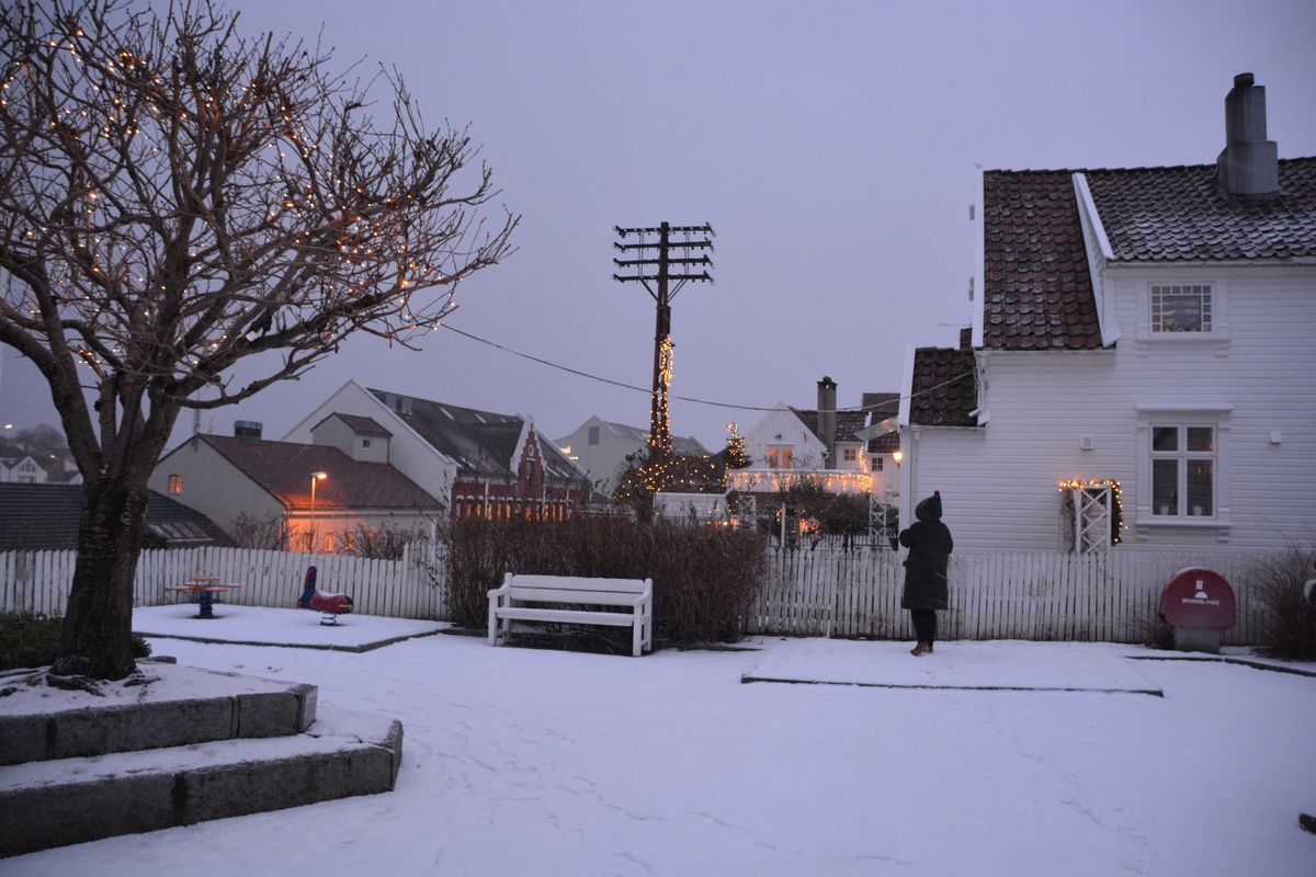 Jernstolpen i Stavanger er den siste som står igjen av opprinnelig flere hundre. Det var krevende å vedlikeholde jernstolpene. Derfor valgte man å gå over til trestolper, som kunne impregneres med kreosot. Kreosotimpregnering kom rundt 1911.