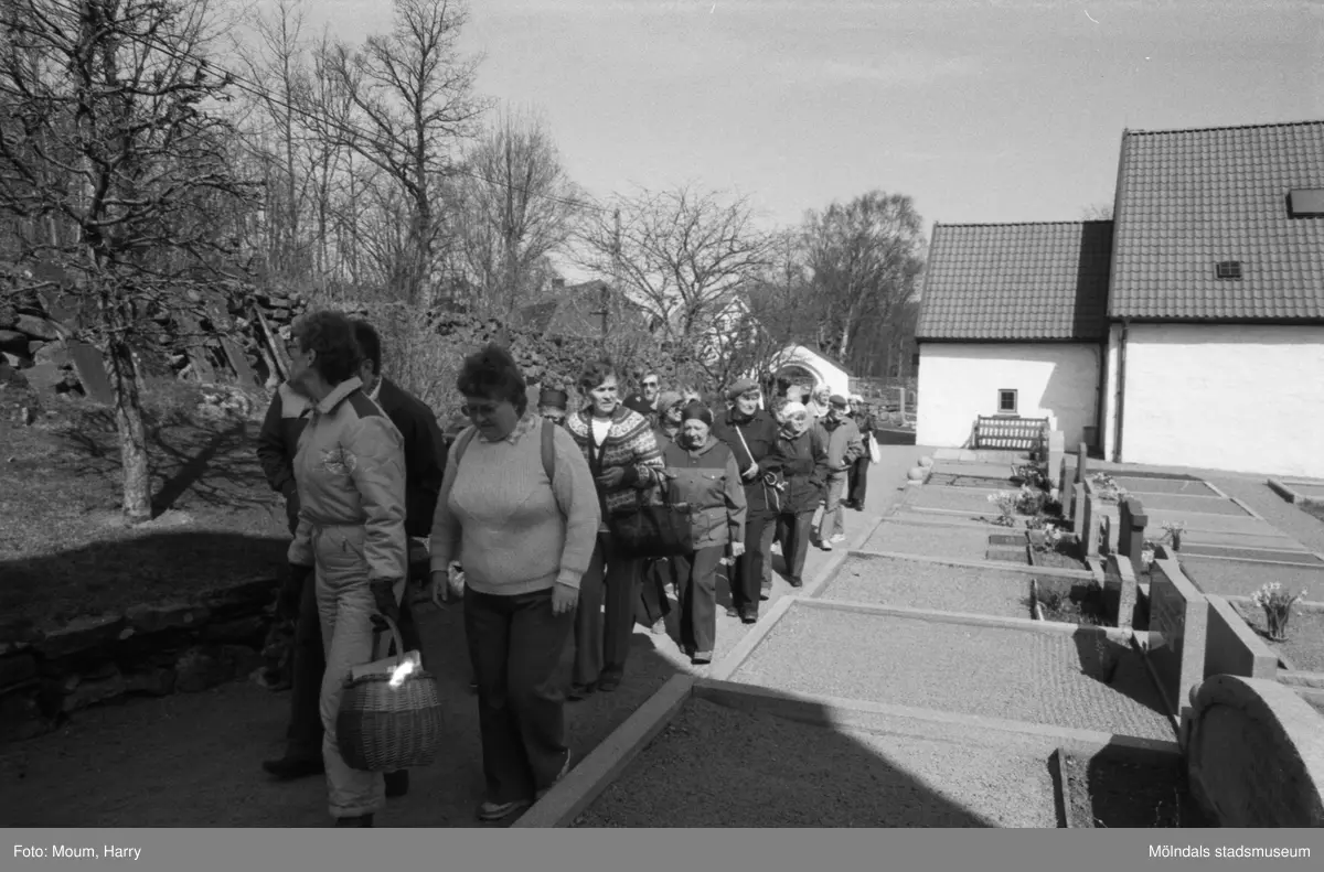 Kållereds hembygdsgille anordnar sockenvandring i området vid Kållereds kyrka, år 1984. "Hembygdsgillet i Kållered på sockenvandring vid kyrkan på kullen."

För mer information om bilden se under tilläggsinformation.