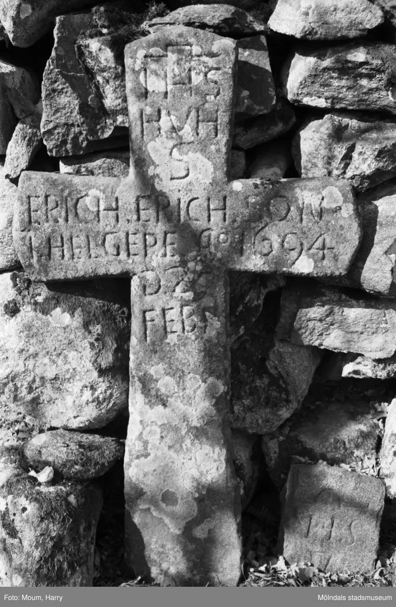 Kållereds hembygdsgille anordnar sockenvandring i området vid Kållereds kyrka, år 1984. "Utanför Kållereds kyrka finns - ovanligt nog - ett antal hemgjorda gravvårdar från 1600-talet. Bilden visar en från 1694."

För mer information om bilden se under tilläggsinformation.