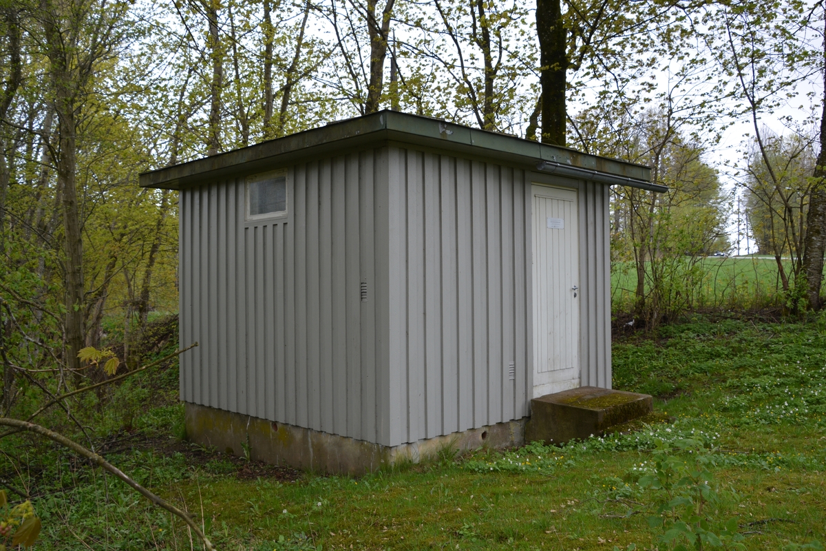 Råstad automatsentral ble bygget i 1942, og har stående bordkledning og metalltekket pyramidetak. Den tilhører førstegenerasjons automatsentraltype fra 1930 - og 40- årene. Den opprinnelige 7Dd-sentralen, som ble satt i drift 10. oktober 1942 for 70 nummer, er fremdeles på plass (2016).