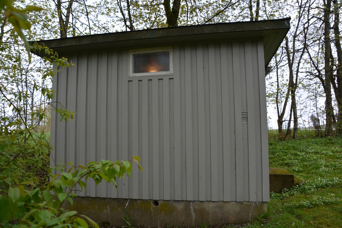 Råstad automatsentral ble bygget i 1942, og har stående bordkledning og metalltekket pyramidetak. Den tilhører førstegenerasjons automatsentraltype fra 1930 - og 40- årene. Den opprinnelige 7Dd-sentralen, som ble satt i drift 10. oktober 1942 for 70 nummer, er fremdeles på plass (2016).