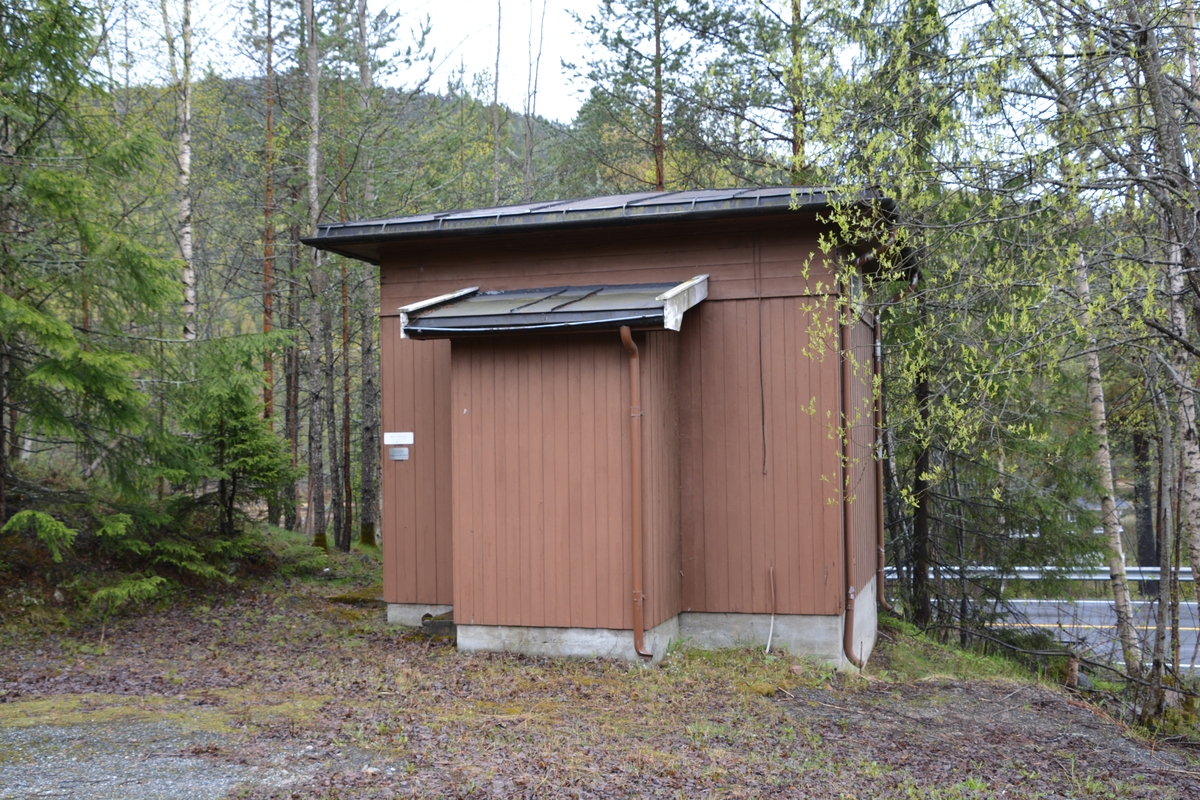 Meheia automatsentral representerer et typisk standardhus, som seinere er utvidet med et tilbygg for toalett. Sentralen ble bygget som en LO-30, også kalt bondesentral. Denne ble byttet ut med en 8B-sentral rundt 1970.