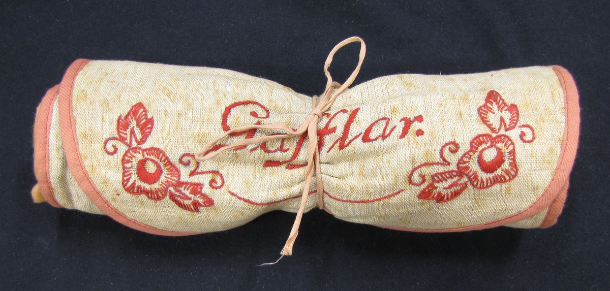 Etuiet är sytt av beige bomullstyg fodrat med rosa/röd flanell, där det finns tolv fickor, en för varje gaffel. Gafflarna är numrerade VM17213:1-12. Etuiet rullas ihop och knyts med ett band. Broderi med rött garn ''GAFFLAR''.