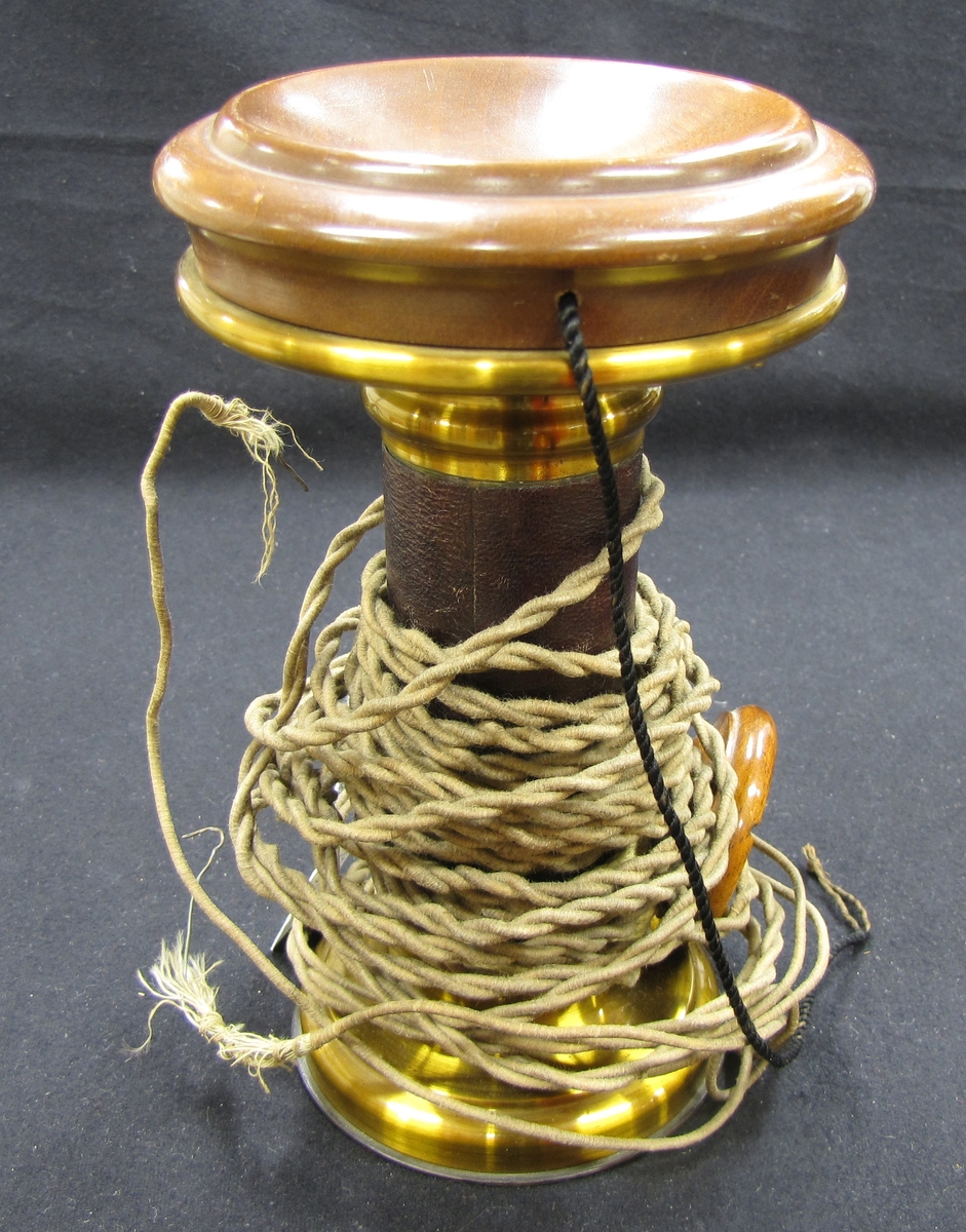 En av 2 stycken handtelefoner av L. M. Erikssons patent 1880-års modell. Tillverkad av Anton Henrik Öller i Stockholm omkring 1877-1880. Firma Öller och Co var de som först utförde L. M. Erikssons telefoner.

Bilaga finns.