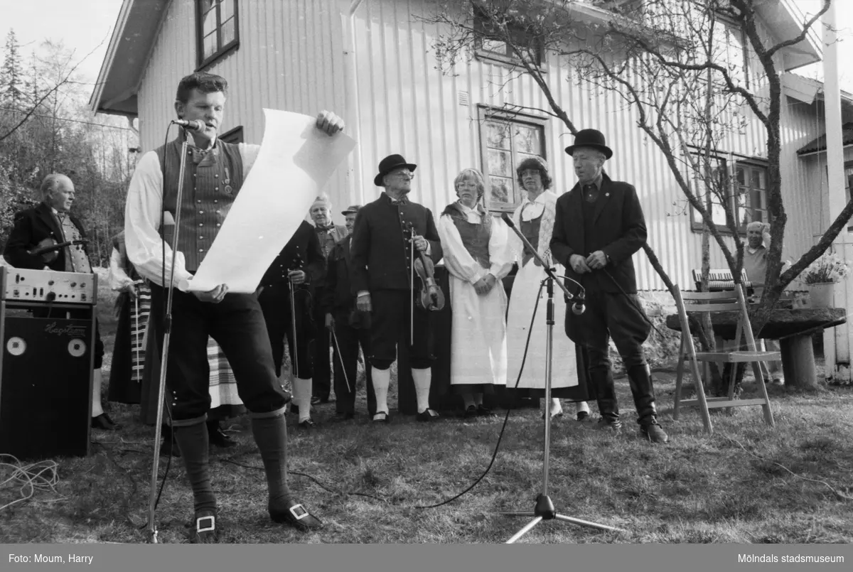 Almåsgården och Lindome hembygdsgille anordnar sommarkafé på Börjesgården i Hällesåker, år 1984. Budkavlen läses upp av Sven-Åke Svensson, ordförande i Lindome hembygdsgille.

För mer information om bilden se under tilläggsinformation.