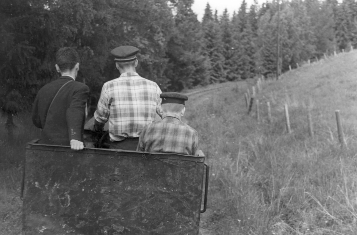 Aktive medlemmer i museumsbanen Urskog-Hølandsbanenmed banens diesellokomotiv.