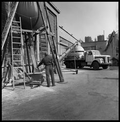 Fylling fra gårdssilo til tankbil.