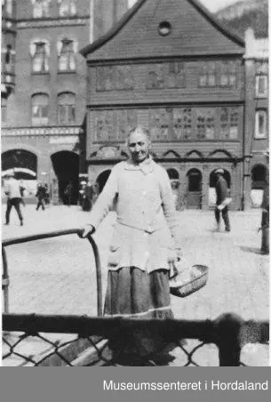 Aase Larsdtr. Øvsthus 1817 - 1907. På torget i Bergen.