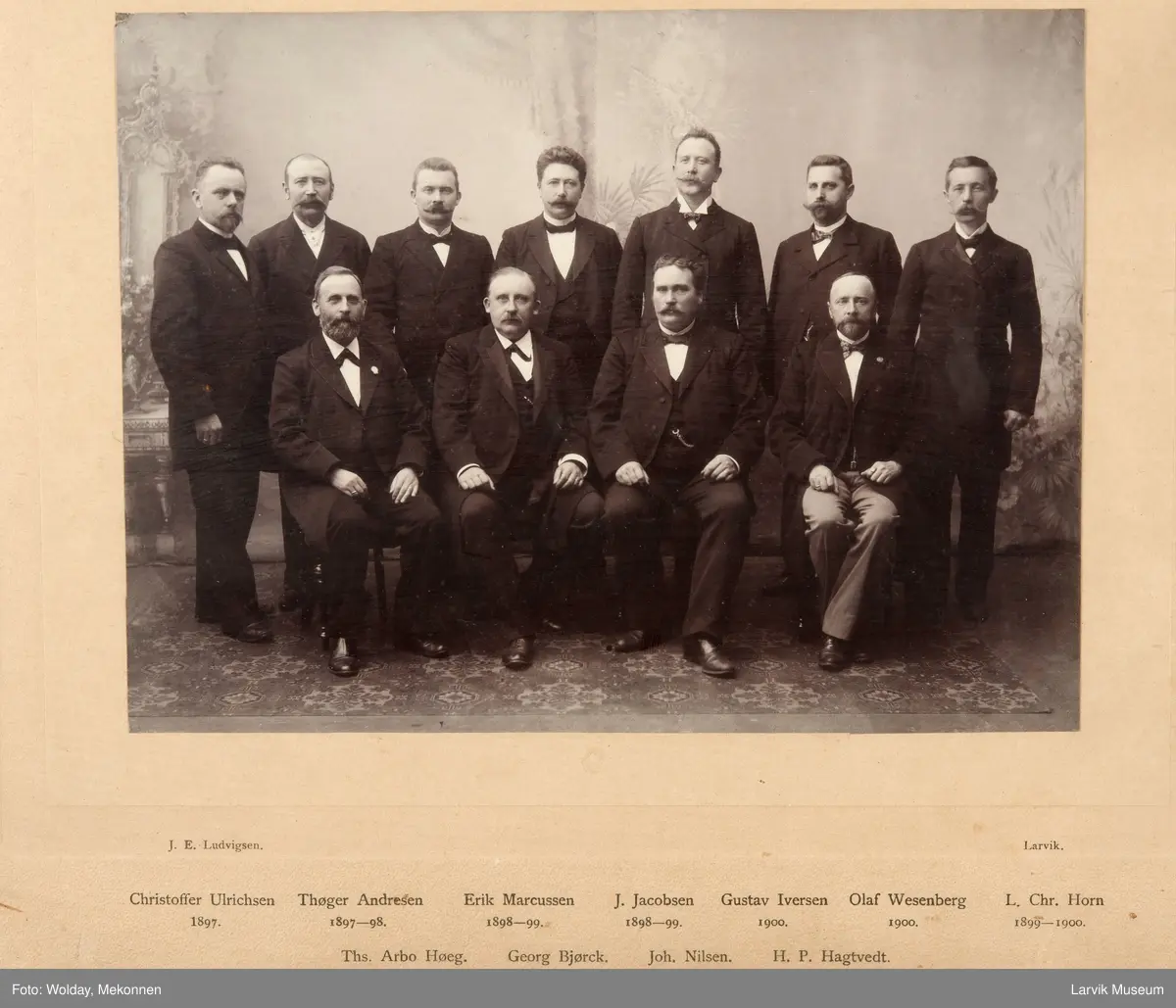 Laurvigs Handelsstandsforenings Bestyrelsesmedlemmer 1897 -1900.
Christoffer Ulrichsen, Thøger Andresen, Erik Marcussen, J. Jacobsen, Gustav Iversen, Olaf Wesenberg, I. Chr. Horn, Thomas Arbo Høeg, Beorg Bjørck, Joh. Nilsen, H. P. Hagtvedt
