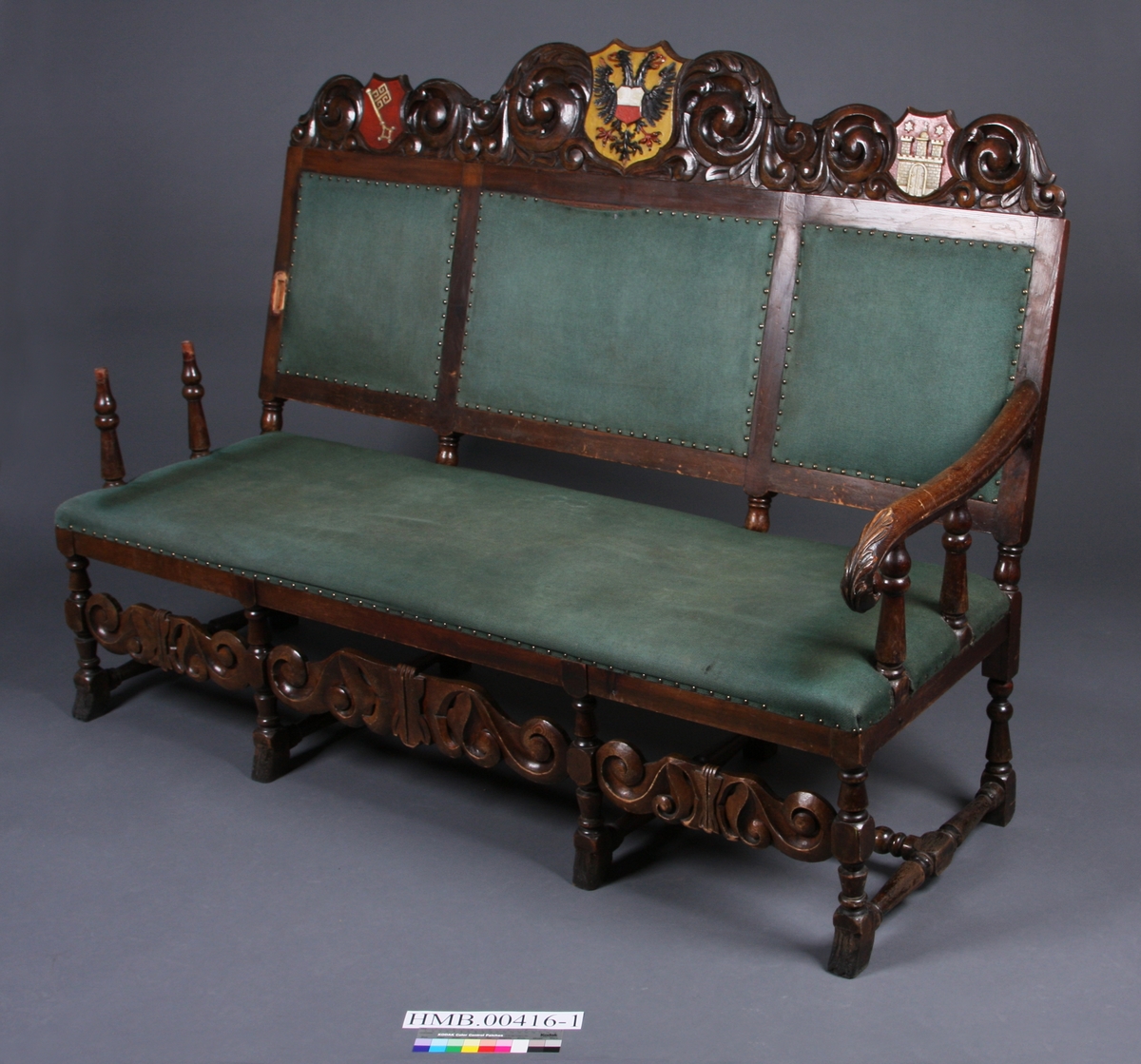 I utskjæringene over tre felter i sofaens rygg er det våpenskjold (byvåpen). Det venstre har en nøkkel, det i midten er Lübecks dobbeltørn, det høyre har en borg med tre tårn og en port. Over to av tårnene er det en stjerne, over tårnet i midten et kors. Rundt våpenskjoldene (byvåpnene) er det ranker og blad. I midtstykket mellom sofaens frontbein er det også ranker, og på armlene er det blad.