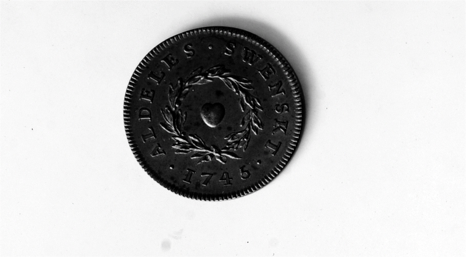 På åtsidan Lovisa Ulrikas krönta monogram