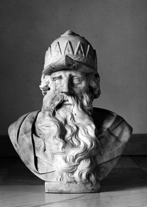 Beskrivning på inventarieblanketten:Bröstbild fas. Långt hår, mustascher och yvigt skägg. Iklädd hjälm och mantel. Anmärkning: Beställd för Drottningholms slott. Serie av ”svears och göters forntida konungar”, omfattande NMDrh Sk 12-23, 155-156.