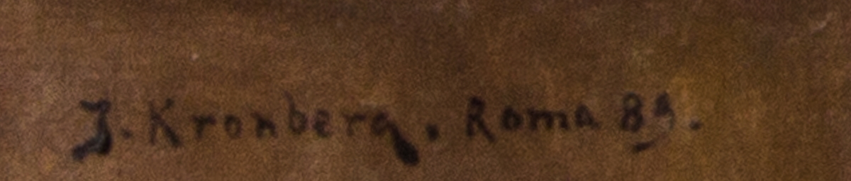 Ung sittande kvinna klädd i rosa klänning med en röd mantel över ena axeln symboliserande rättvisan. Hon sitter i högryggad stol. I högra handen håller hon en vågbalk med två vågskålar. I den andra håller hon ett delvis synligt svärd. I bakgrunden berg och molnformationer.