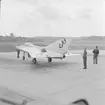 Provflygplan Saab 210 Lilldraken bevakas av militär på flygfältet på F 8 Barkarby. Sett bakifrån.