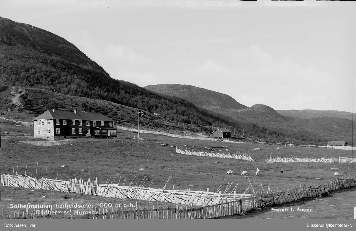 Solheimstulen på  Hardangervidda ved elven Jønndalsåe
seterlandskap
Postkort original. Solheimstulen Høifjeldsæter Hardangervidda 1000 m.o.h.