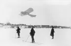 Olle Dahlbeck flyger Aeroplanet N:r 1 över Stora Värtans is. Tre personer i förgrunden.