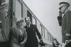 Kung Gustaf VI Adolf och drottning Louise på järnvägsstationen i Kalmar.