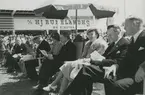 På fotots baksida: Invigning av hantverksutställningen 1947 i Kalmar.  Invigde utställningen gjorde kronprins Gustaf Adolf,  blivande kung Gustaf VI Adolf