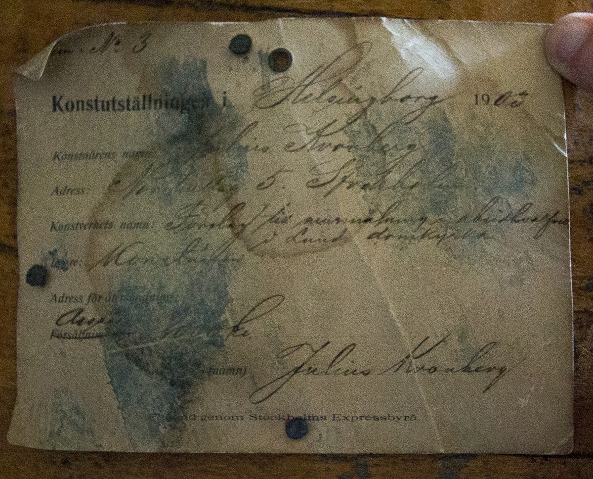 Modell till Lunds domkyrkas korabsid. I den halvsfäriska kupolen avbildas Jesus sittande i centrum på en upphöjd tron med höjd vänsterarm, Majestas Domini. I den högra hand håller han en bok. På var sida om honom en ängel. Över Jesus en guldfärgad mandorla. Framför tronen liljor. Till vänster om tronen stående figurer med glorior och text:Mattheus, Markus, Lukas, Johannes, Ansgarius, Laurentius, Paulus och Petrus. Till höger delvis stående, delvis knäböjande fgurer, t.ex. biskop med kräkla, kvinna med lindebarn och en fattig man. Mörkblå bakgrund med palmer. Ovanför Jesus i kupolens mitt en vit duva, troligen Andens duva med korsgloria, och Jahve på hebreiska. 
Under motivet dekorativt utformade bårder. Nedanför motivet tre utsparade fönster. Väggen målad i grått och brunt.