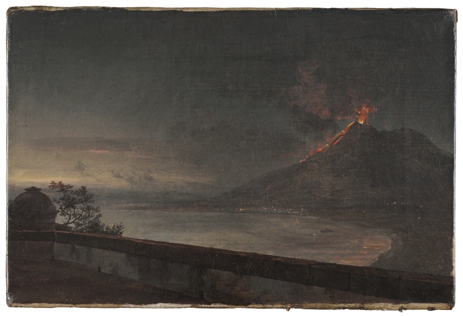 Målningen föreställer vyn från Villa Quisisana i riktning mot Vesuvius.Månadens nyförvärv, April 2015Utsikt mot Vesuvius från Villa Quisisana av Johan Christian Dahl Nationalmuseum har förvärvat ett av de fåtal italienska landskap som fortfarande finns i privat ägo av den norskfödde målaren Johan Christian Dahl (1788-1857) – Utsikt mot Vesuvius från Villa Quisisana. Trots att Dahl under i stort sett hela sitt yrkesliv var bosatt i Dresden kallas han för den norska målarkonstens fader. Konstnären är mest känd för sina landskap från Norge, men vid sidan av dem har hans friluftsstudier från Italien fått stor uppmärksamhet. Det rör sig i första hand om teckningar och om mindre bilder i olja, som berättar mycket om vad han såg och hur han reste. Den nyförvärvade målningen kan betraktas som ett viktigt dokument från en särskilt betydelsefull etapp i Dahls liv.Föreställ dig att det är augusti år 1820. Du har rest i två månader. Färdats med häst och vagn, med båt och till fots. Resan har varit riskabel och slitsam. För några dagar sedan nådde du ett av dina viktigaste delmål – Neapelbukten med sevärdheter som Vesuvius, Neapel och Capri. De senaste dagarna har du tillbringat i lugn och ro som nyanländ gäst i ett stort hus i sluttningen ovanför staden Castellammare. Intrycken är så starka att du aldrig vill riskera att glömma dem. Du vill kunna frammana och återuppleva dem längre fram i livet.Målningen av Johan Christian Dahl från takterrassen till lantresidenset Quisisana tycks förmedla just denna känsla. Dahl befann sig på Quisisana, som den danske kronprinsens Christian Frederik gäst sedan den 11 augusti. Vyn från terrassen är daterad fem dagar senare. Under de här dagarna vistades han i den palatsliknande villan för att umgås med den konstintresserade prinsen och hans hov samt för att måla utsikten.Dahls målning är speciell på flera sätt. Den är för liten och för skissmässigt utförd för att ha varit avsedd att säljas. Samtidigt får förgrunden med muren denna lilla målning att framstå alltför genomarbetad för att betraktas som en ren studie. Det mest sannolika är att Dahls avsikt var att skapa sig ett eget, personligt resminne.  Motivet är speciellt dels genom den dramatiska effekten med Vesuvius i utbrott, dels genom den starka betoningen av förgrunden med sin mur. Utan den vore målningen att betrakta som en ren studie där konstnären i första hand koncentrerat sig på att fånga skymningsljuset och atmosfären. Att på detta sätt tydligt markera själva utsiktspunkten förekommer däremot ytterst sällan. Neapelbukten med Vesuvius var visserligen ett populärt motiv, men Dahls noggranna angivelse av tidpunkten, den 16 augusti 1820 gör att bilden får karaktär av en dagboksanteckning. Det intima formatet 20 x 30 cm förstärker paradoxalt nog den överväldigande känslan i Dahls egen upplevelse av den sköna vyn i kvällsljus med vulkanens hotfulla aktivitet som fond.Förvärvet har möjliggjorts genom donationsmedel ur Wirosfonden. Nationalmuseum har inga egna medel att förvärva konst och konsthantverk för utan samlingarna berikas genom gåvor och privata stiftelse- och fondmedel.Inventarienummer: NM 7287