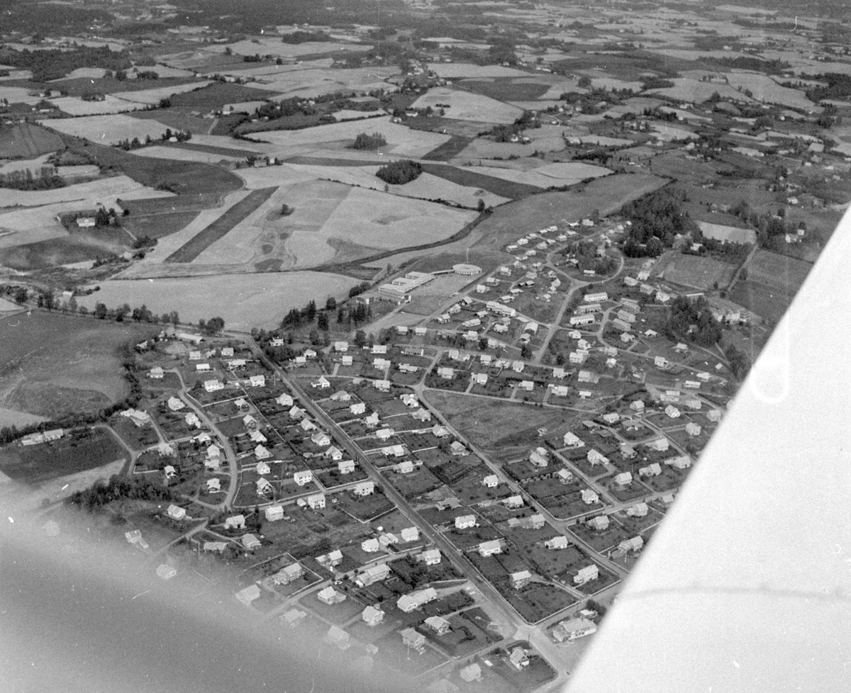 Ridabu, sett mot NNØ. Ener Ungdomsskole  midt i bildet, og Åker Allé diagonalt gjennom bildet.