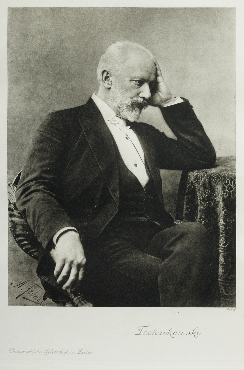 Fotografisk portrett av Tchaikovski, satt i glass og ramme.