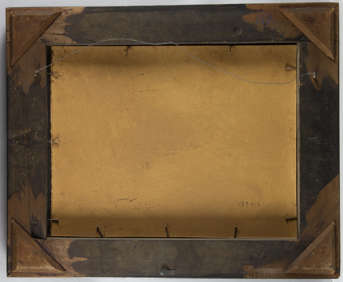 Stilleben, interiör, med en ung man som håller i vindruvsklasar. På borden en mångfald av grönsaker och döda djur som rådjur, vildsvin, hare, fasan med flera. I centrum en stor röd hummer på ett blått fajansfat. I förgrunden en jakthund och till höger en katt.