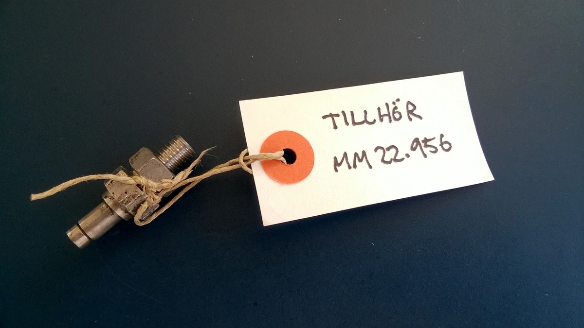 Dykarfarkost R2 avsedd för två dykare. Dykarfarkost som inte har tryckskrov. Skrovet är droppformat och avslutas i aktern med en trebladig propeller omgiven av en fast dysa och korsroder. På vardera sidan av fören sitter dykroder. Två dykare kan sitta bredvid varann i förarkabinen. För om den finns instrumentering med bl a tre separata trycksäkra kärl för vardera gyro, hydrofon och kommunikation. Akter om förarhytten finns utrymmen för luftkärl, batterier (24 volt avsedda för framdrivning, hydrofon, gyro, strålkastare och larmfunktioner resp 12 volt avsedda för  logg och personvärmare), förrådsutrymme och maskinrum.
Farkosten ligger på en fyrhjulig dragvagn med böjd dragstång. Vagnen är original från Jugoslavien.