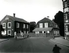 Korsningen Lindölundsgatan - Trädgårdsgatan. Huset med brutet tak är 