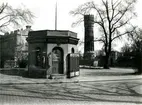 Den s k Rotundan, byggd för att man därifrån skulle inkassera broavgift när Tullbron byggdes, senare fruktkiosk och blomsterkiosk. Är numera ett obemannat konstmuseum.