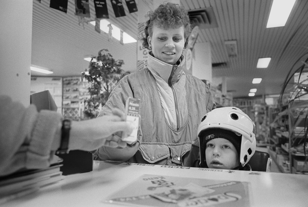 Utlämning av läkemedel i affär, Grillby, Uppland 1994