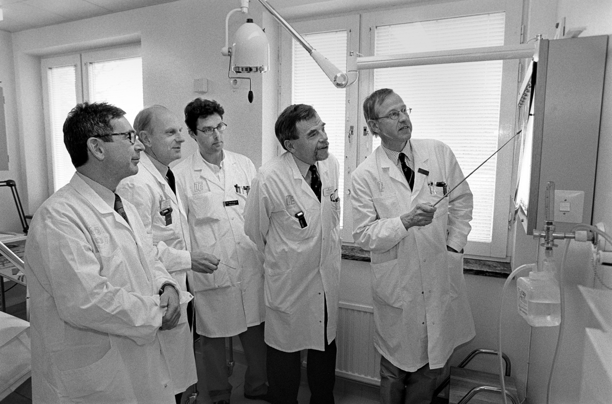 Samarbete mellan specialister - från vänster: käkkirurgen Jan Hirsch, ögonläkaren Anders Hedin, neurokirurgen Per Enblad, öronläkaren Anders Körling och plastikkirurgen Tor-Göran Henriksson,  Akademiska sjukhuset, Uppsala 1997