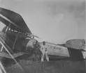 Två franska deltagare vid internationella luftfartsutställningen i Göteborg 1923 (ILUG) står framför flygplan Bréguet 14 B 2. Flygplanet märkt nummer 20453.