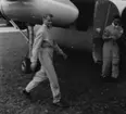 Två svenska militära flygare framför flygplan TP 83 nummer 08 från F 17 Kallinge vid mellanlandning under flygning tilll Turkiet, 1955.