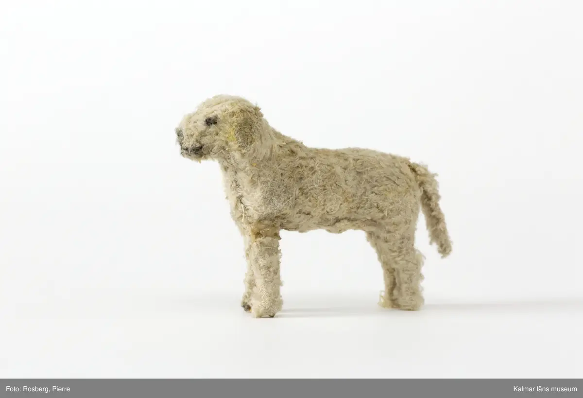 KLM 28246:145. Hund. Leksak. Av vitt luddigt tyg.
