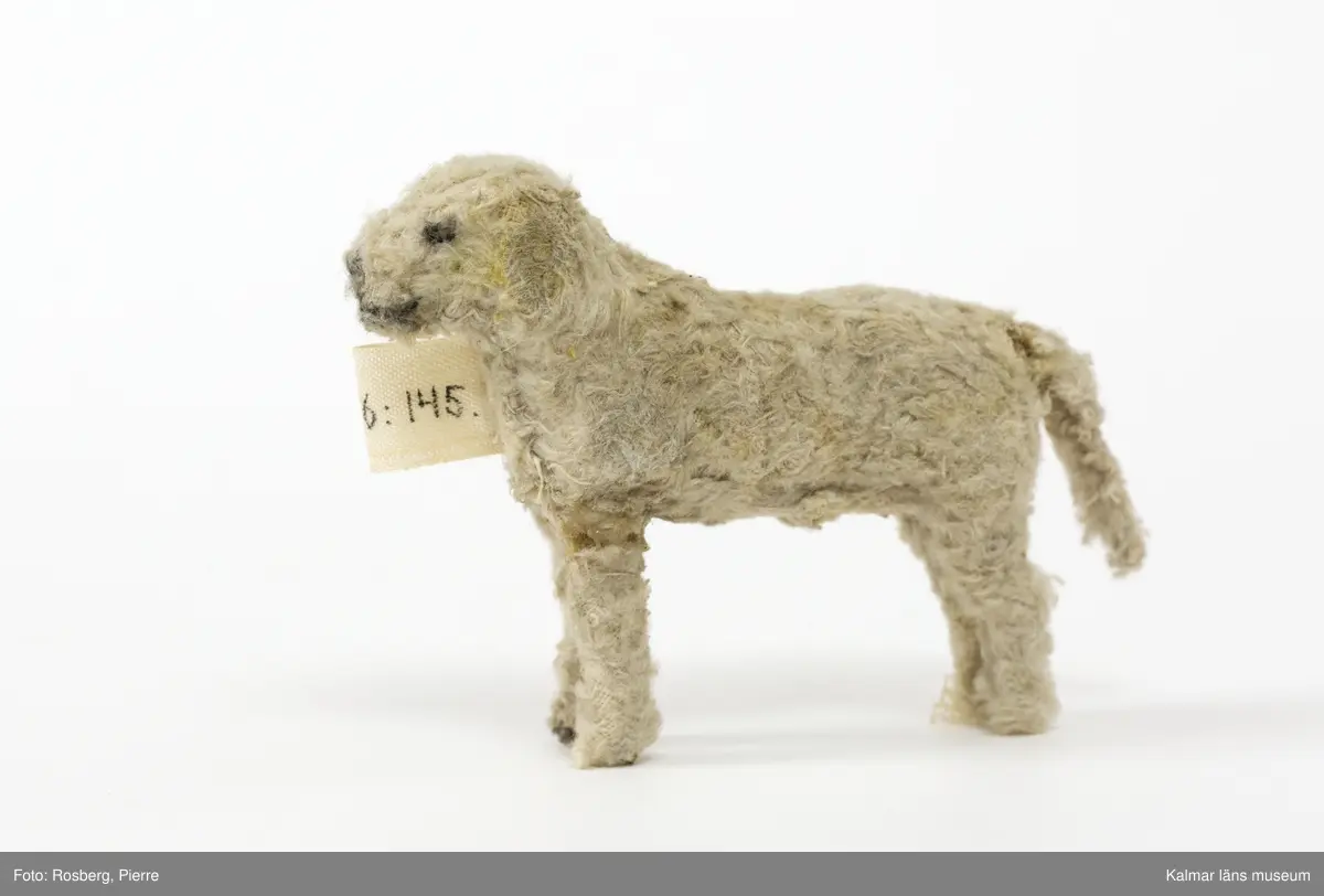KLM 28246:145. Hund. Leksak. Av vitt luddigt tyg.