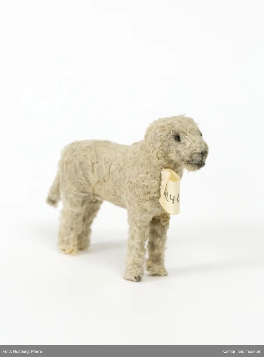 KLM 28246:145. Hund. Leksak. Av vitt luddigt tyg.