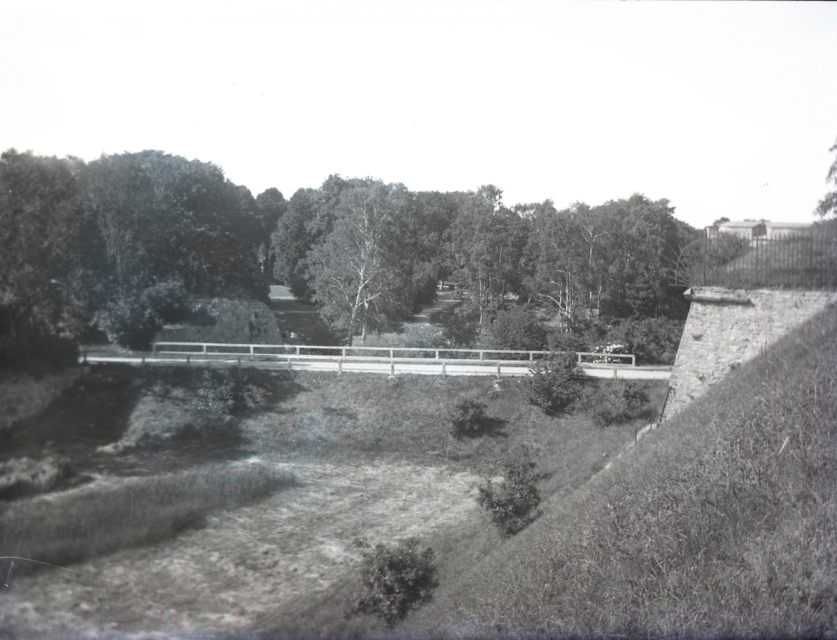 Slottsbrobanken vid Kalmar slott. I samband med utgrävningarna i området 1932-34 grävdes banken bort och en vindbrygga byggdes innan vattnet släpptes på i vallgraven.
