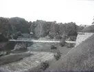 Slottsbrobanken vid Kalmar slott. I samband med utgrävningarna i området 1932-34 grävdes banken bort och en vindbrygga byggdes innan vattnet släpptes på i vallgraven.