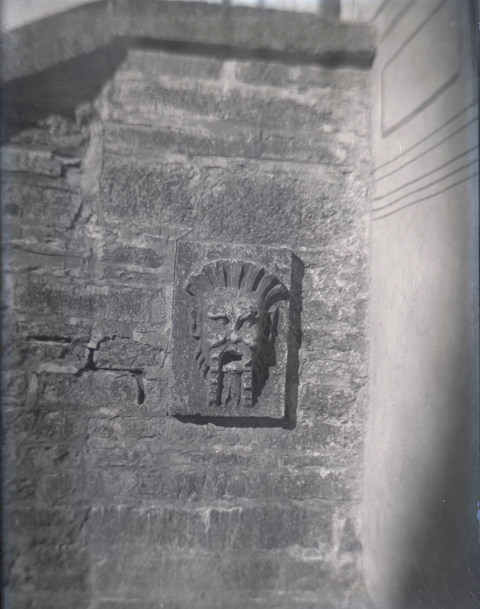 Reliefskulptur på Krister Somes(?) "huvud", på Landshövdingestrappan högra gavel, Kalmar slott.
Maskaronen omnämnd redan uner 1500-talet. Some befälhavare på slottet 1611.