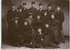 Från 1871 kunde även kvinnor avlägga studentexamen, fram till 1928 dock endast som privatister. Ofta läste den in kurserna på flickläroverk.
På denna bild syns sju kvinnor, troligen kvinnliga tentander, fem gymnasister, en man i plommonstop och en pojke från realskolan med dess mössa.