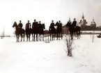 Ridsällskap i Sylvanderparken, Kalmar, med slottet som bakgrund.