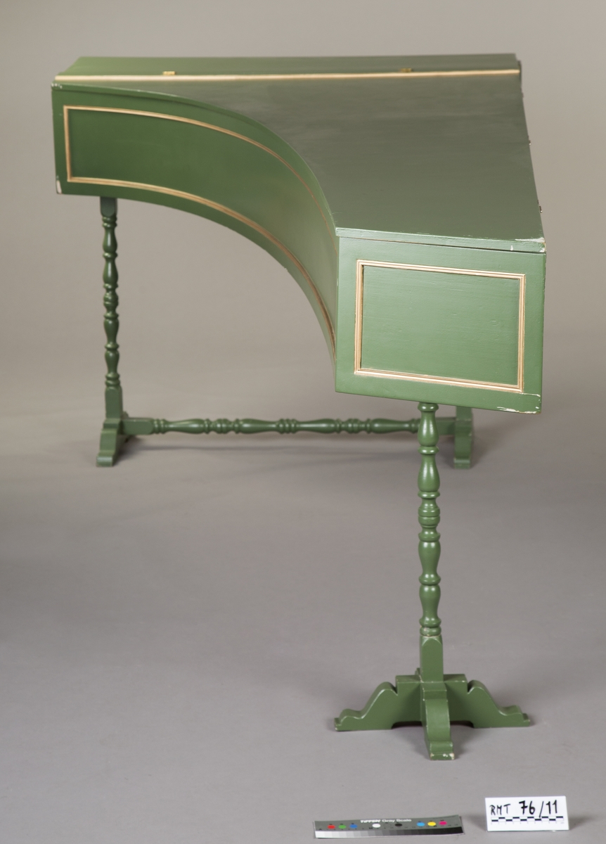 Klaverinstrument i italiensk stil med omfang FF–g4 og 2 x 8' registre. Treslag brukt i instrumentet: Sarg - alerce, Tastbelegg - buksbom, Taster - redwood (muntlig informasjon fra produsent).

Deler som kan tas av: Frontlokk til klaviatur, to benstativ, lokkstøtte.
