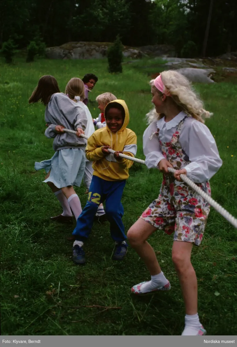 Dragkamp. Midsommar i Stockholms skärgård.