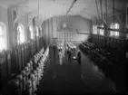 Gymnastiksalen år 1934, samrealskolan, Oskar Österling framför dörren,  fotografens nummrering 10560.