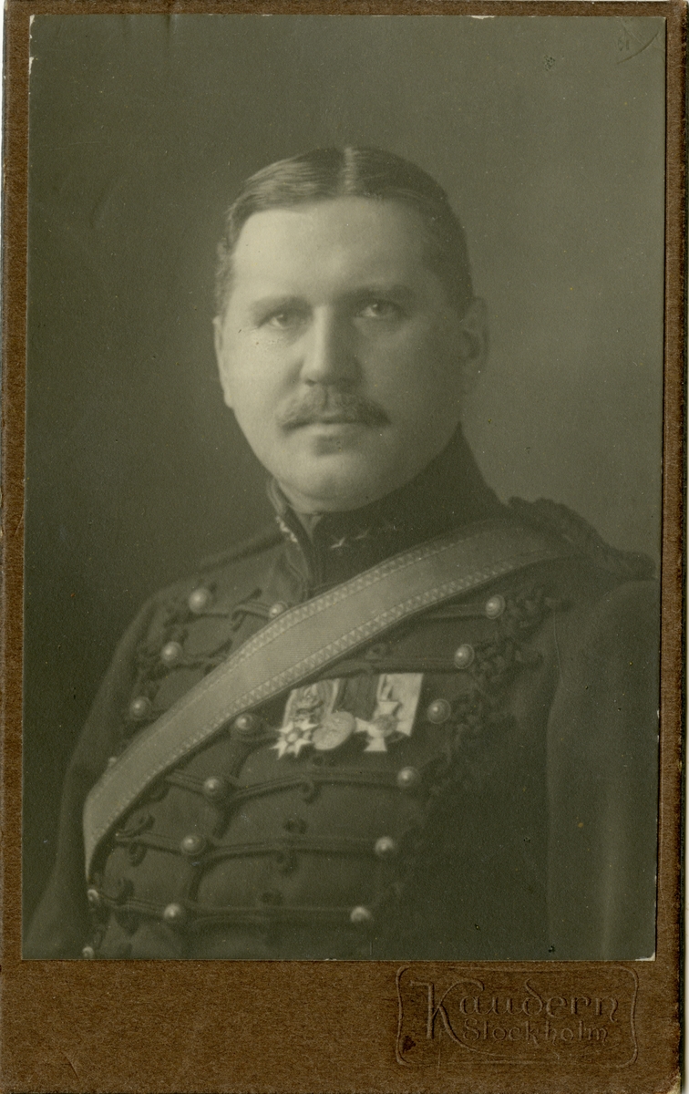 Porträtt av Oswald Fredrik Kuylenstierna, kapten vid Positionsartilleriregementet A 9.
Oswald Kuylenstierna blev 1911 museiföreståndare för Artillerimuseum (dagens Armémuseum).
